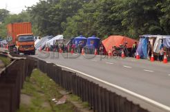 Tenda pengungsi banjir Ciujung di tol Merak