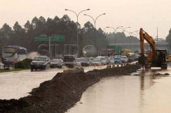 Tol Jakarta-Merak Km 38 di Balaraja tergenang banjir