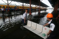 Semarang banjir, stasiun Tawang terendam