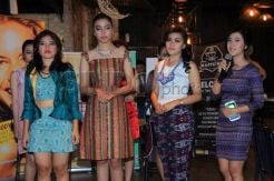 Busana kain tenun rancangan desainer muda