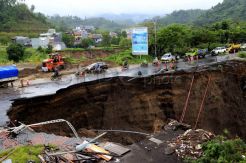 Jalan ring road Manado longsor