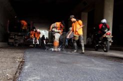 Perbaikan jalan rusak akibat banjir
