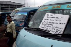 Sopir angkutan umum mogok operasi