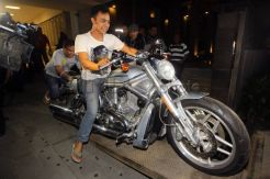 KPK sita tiga mobil mewah dan Harley Davidson V-Rod dari rumah Wawan