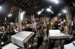 Irman Gusman meninjau kampung batik dan Pasar Legi