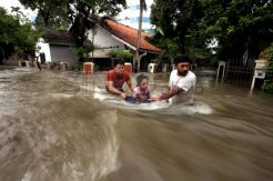 Evakuasi anak dengan kontak plastik menembus banjir Pondok Karya