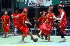 Laga futsal mahasiswi Ubaya sambut Imlek