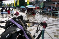 Delman bantu warga tembus banjir