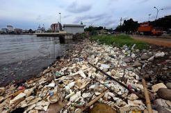 Sampah memenuhi pantai Losari Makssar