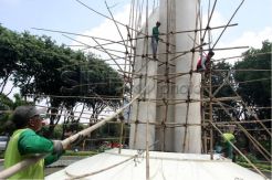Perawatan tugu Bambu Runcing di taman kota Surabaya