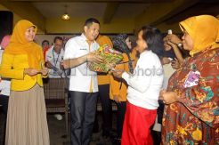 Cawapres Hary Tanoesoedibjo serahkan bantuan sembako dan asuransi