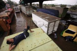 Cuci kendaraan saat macet akibat banjir di Cempaka Putih