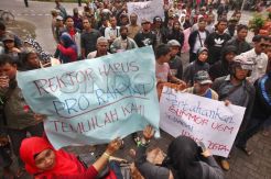 Tolak rekokasi, pedagang demo Kampus UGM