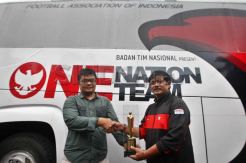 Indra Sjafri terima penghargaan POTY 2013 Koran SINDO