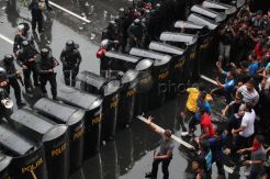 Polisi halau pengunjuk rasa di depan Gedung Bawaslu