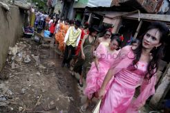 Karnaval Figura hibur korban banjir bandang Manado