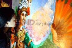 Deby Maria melukis dengan mulut