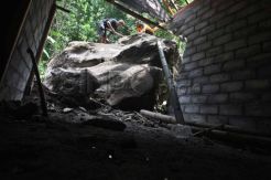 Batu raksasa hantam rumah warga di Prambanan
