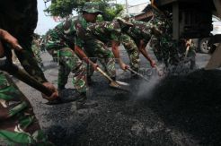 Ribuan personel TNI-AD bantu perbaiki jalan di pantura