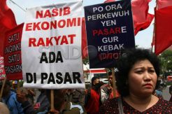Pembangunan pasar tak kunjung selesai, ratusan pedagang di Sukoharjo protes
