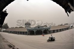 Keraton Kasunanan Surakarta diselimuti abu vulkanik gunung Kelud