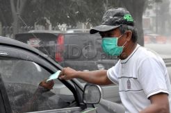 Relawan bagikan masker pada para pengendara di Solo