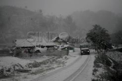 Material vulkanik kelud setinggi 30 Cm di Ngantang