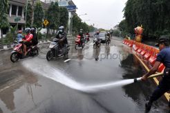 Bersihkan abu vulkanik di Solo