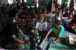 Relawan cek kesehatan pengungsi