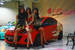 Model cantik dalam ajang kontes mobil modifikasi 2014