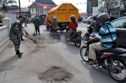 Rayakan HUT Kota Solo, TNI dan Polri bersihkan abu vulkanik di jalanan