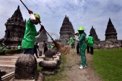Ratusan orang bersihkan selimut abu vulkanik Kelud di Candi Prambanan