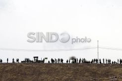 Personel TNI-AD bersihkan pasir vulkanik yang menutupi jalan di Ngantang