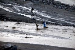 Nekat terobos lahar dingin Kelud