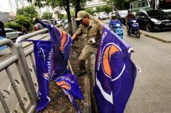 Satpol PP razia bendera parpol