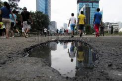 Jalan berlubang di Sudirman ancam keselamatan pengendara