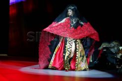 Kebaya seksi bernuansa Bali karya Anne Avantie