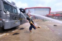 Semprotan water canon bubarkan massa anarkis
