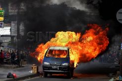 Mobil bak terbakar di Palmerah