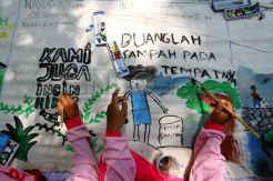 Sosialisasikan pentingnya sanitasi, ratusan siswa SD melukis di kain bekas