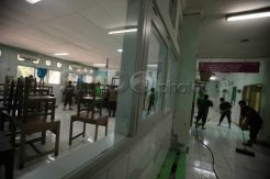 Guru dan siswa SMA 8 Jakarta rame-rame bersihkan ruang kelas