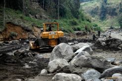 Pembukaan jalur utama menuju Dusun Klangon setelah dihantam lahar dingin Kelud