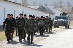 Tentara Ukraina tinggalkan pangkalan dikawal tentara Rusia