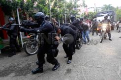 Personel Brimob evakuasi Ketua KPU Jabar