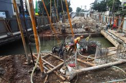 Cegah amblas, jembatan Warung Buncit dibongkar