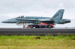 Infiniti Red Bull adu cepat dengan Jet Tempur jelang seri pembuka F1 2014