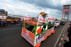 Pawai pemilu damai di Jembatan Ampera