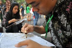 Lestarikan batik, puluhan remaja antusias latihan membatik