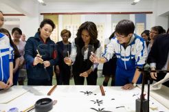 Michelle Obama belajar kaligrafi tradisional China