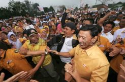Ribuan warga sambut Wiranto di Purwakarta dan Subang